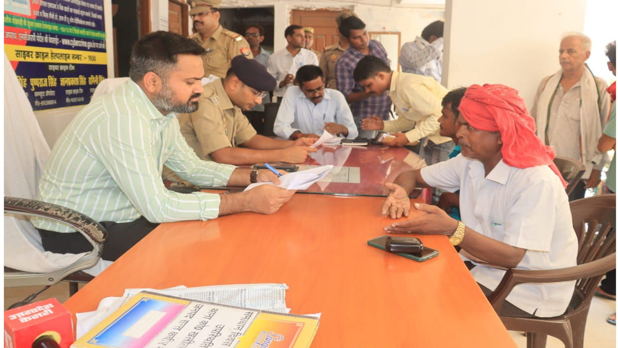 A woman reached Sant Kabir Nagar's Samadhan Diwas with oil, returned on DM's assurance