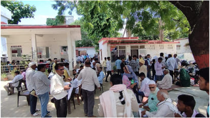 A woman reached Sant Kabir Nagar's Samadhan Diwas with oil, returned on DM's assurance