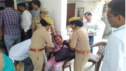 A woman reached Sant Kabir Nagar's Samadhan Diwas with oil, returned on DM's assurance