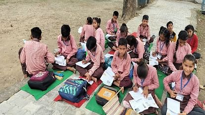 Strange situation in Mathura children study sitting on the road