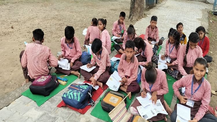 UP News: कान्हा की नगरी में अजब हाल, सड़क पर बैठकर पढ़ते हैं 'बाल गोपाल'...हैरान कर देगी ये तस्वीर