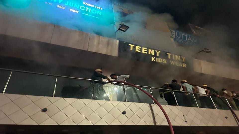 Fire broke out in textile showroom due to short circuit in AC