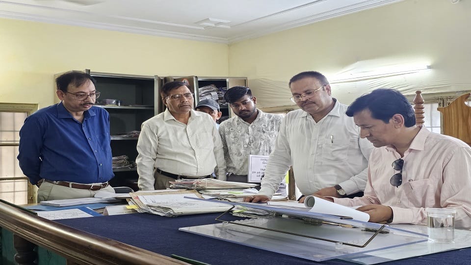 Kumaon Commissioner Deepak Rawat inspected SDM office in bazpur