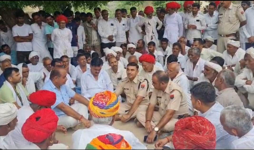 धरने पर बैठे समाज को लोग