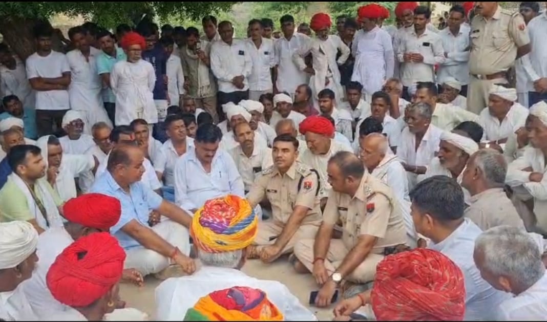 धरने पर बैठे समाज को लोग