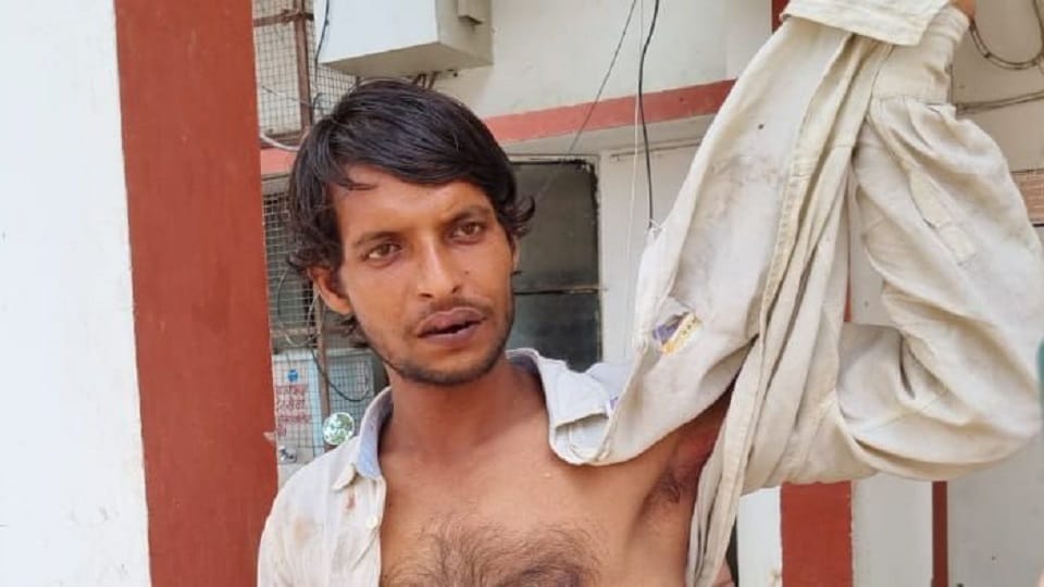 Vrindavan: Young man jumped from the first floor of Banke Bihari temple created chaos