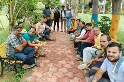 Anuppur: Traders upset with the slow pace of over bridge construction will protest by closing their shop