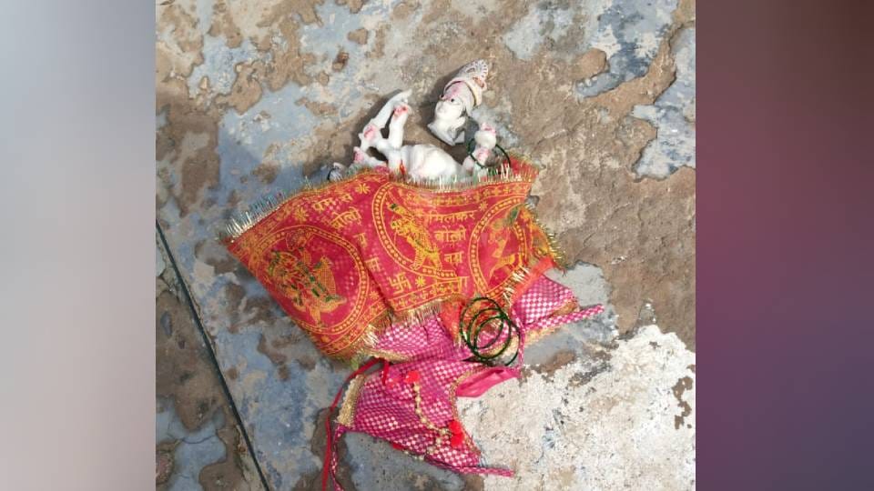miscreants broke into temple In Etah vandalised idol of Maa Durga and stole bell