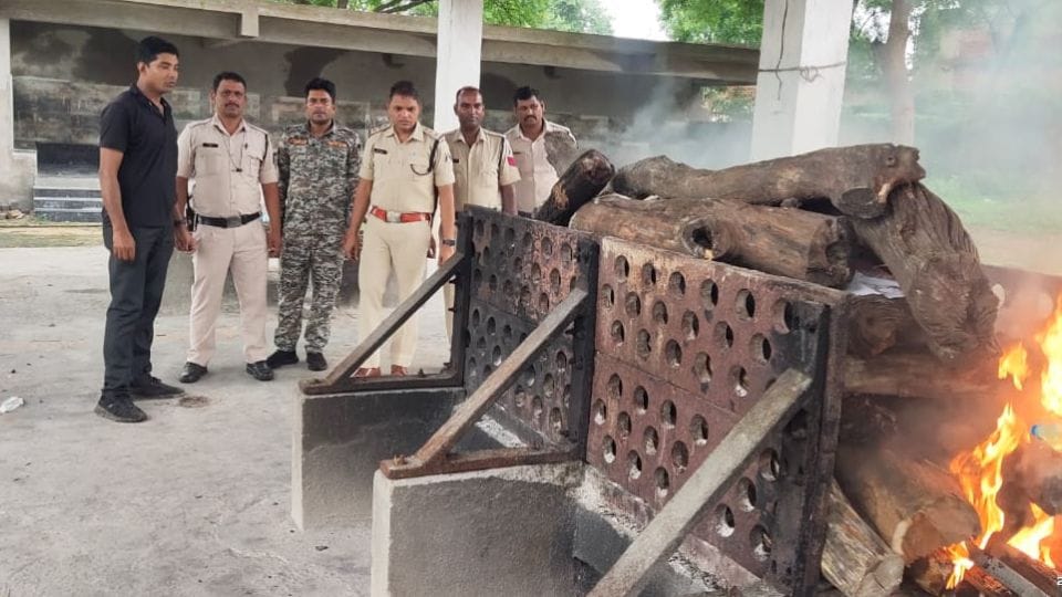 police performed last rites of dead body After death of businessman in Raigarh