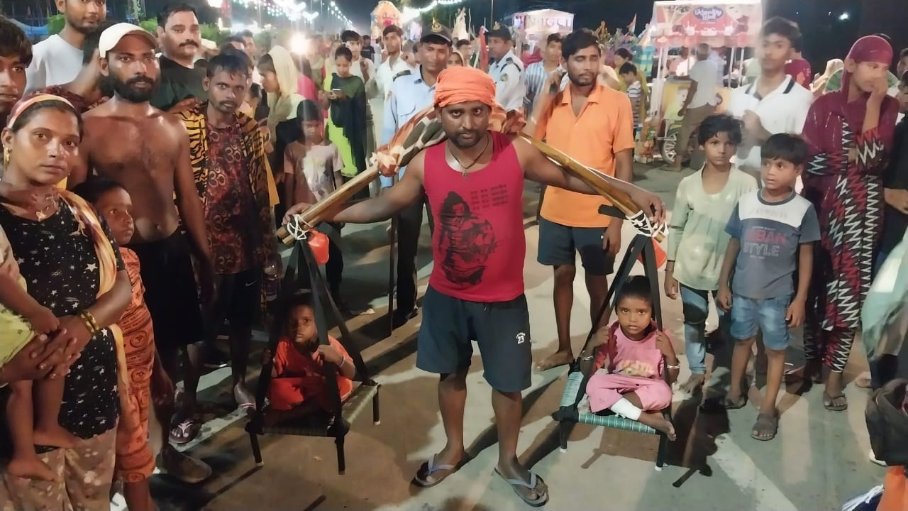 Father brought his daughter in a Palki In Meerut