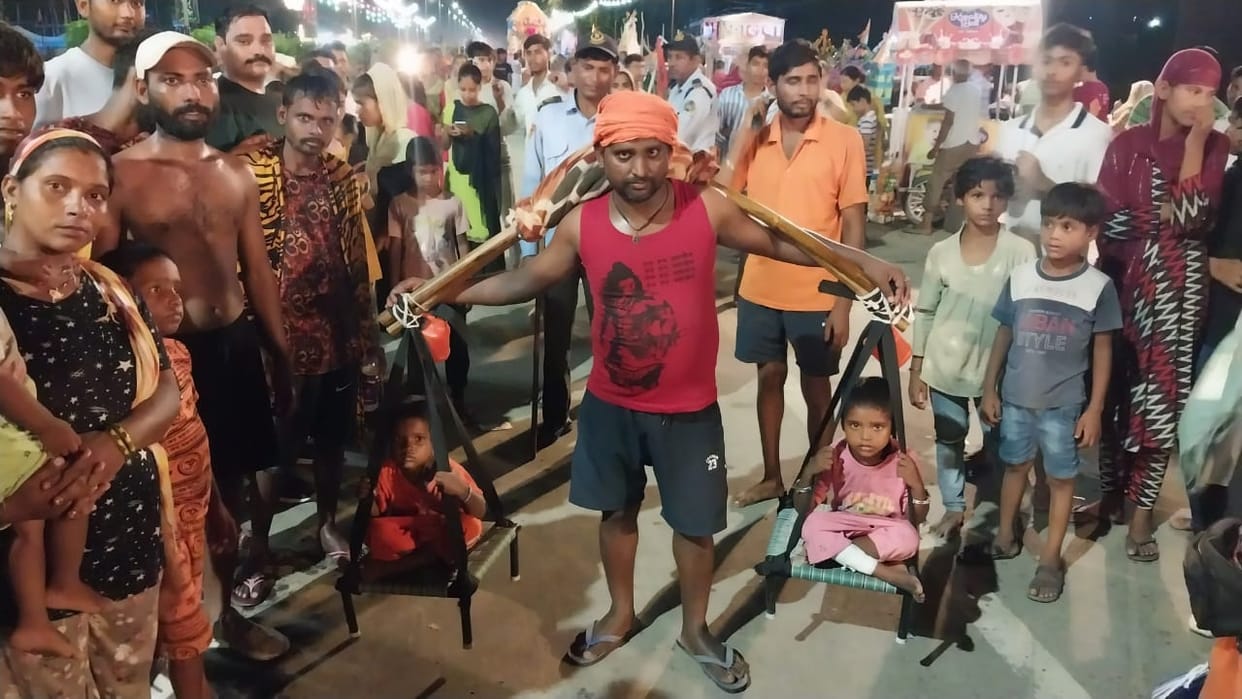 Father brought his daughter in a Palki In Meerut