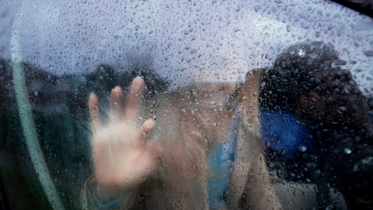how to remove fog from car windshield in rainy season