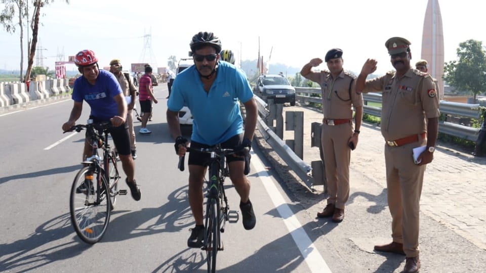 UP News: DIG cycled 70 km to know condition of Kanwariyas, learned about problems from police