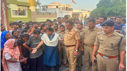 After the treatment in a hospital of Gorakhpur, the family members blocked the overbridge alleging negligence