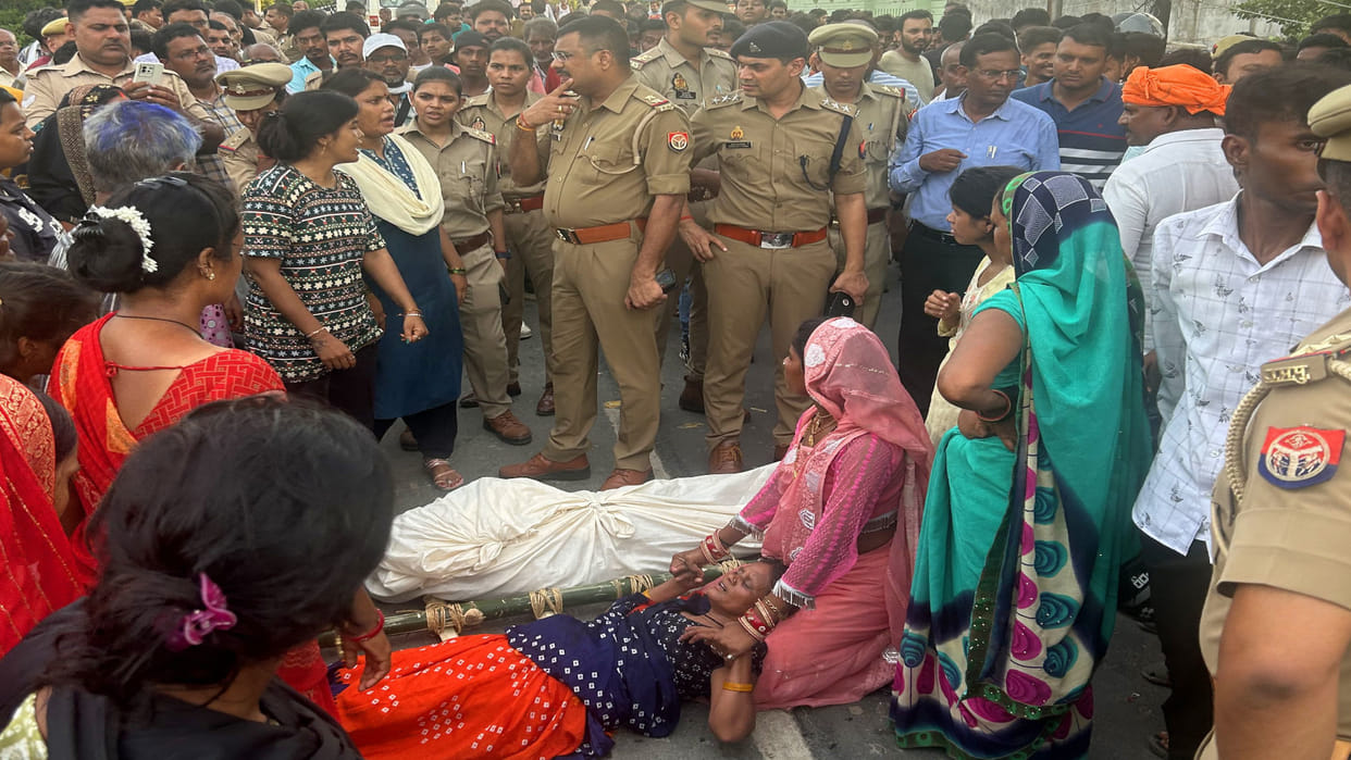After the treatment in a hospital of Gorakhpur, the family members blocked the overbridge alleging negligence