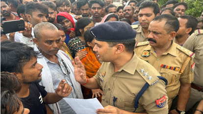 After the treatment in a hospital of Gorakhpur, the family members blocked the overbridge alleging negligence