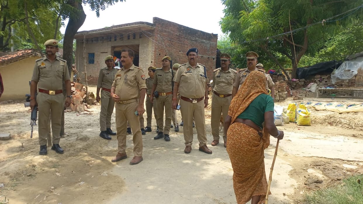 Panchayat order in Pratapgarh: The granddaughter blackened the face of the married woman by tying her to a t