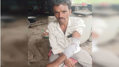 बाल-बाल बची जान: मगरमच्छ ने किसान पर किया हमला, नदी में खींचने की कोशिश की, ग्रामीणों ने साहस दिखाते हुए बचाया Crocodile attacked on farmer tried to pull him into river