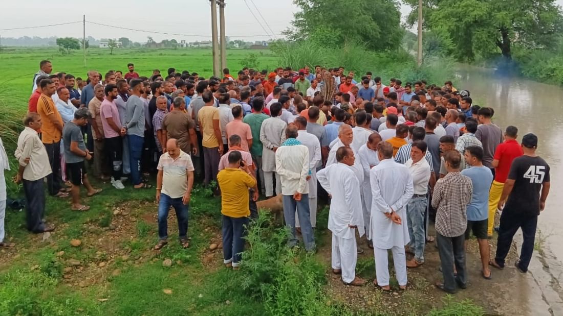 हर्ष के अंतिम संस्कार के दौरान जमा हुए लोग
