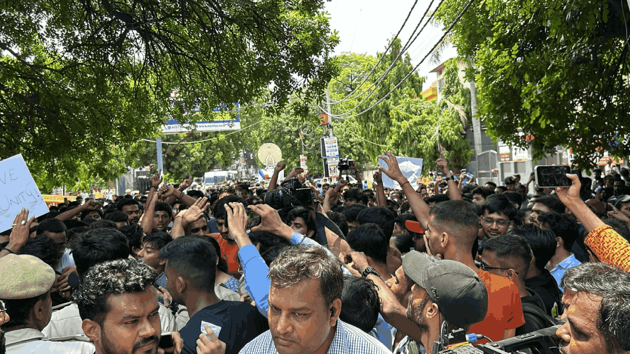 कोचिंग सेंटर के बाहर प्रदर्शन