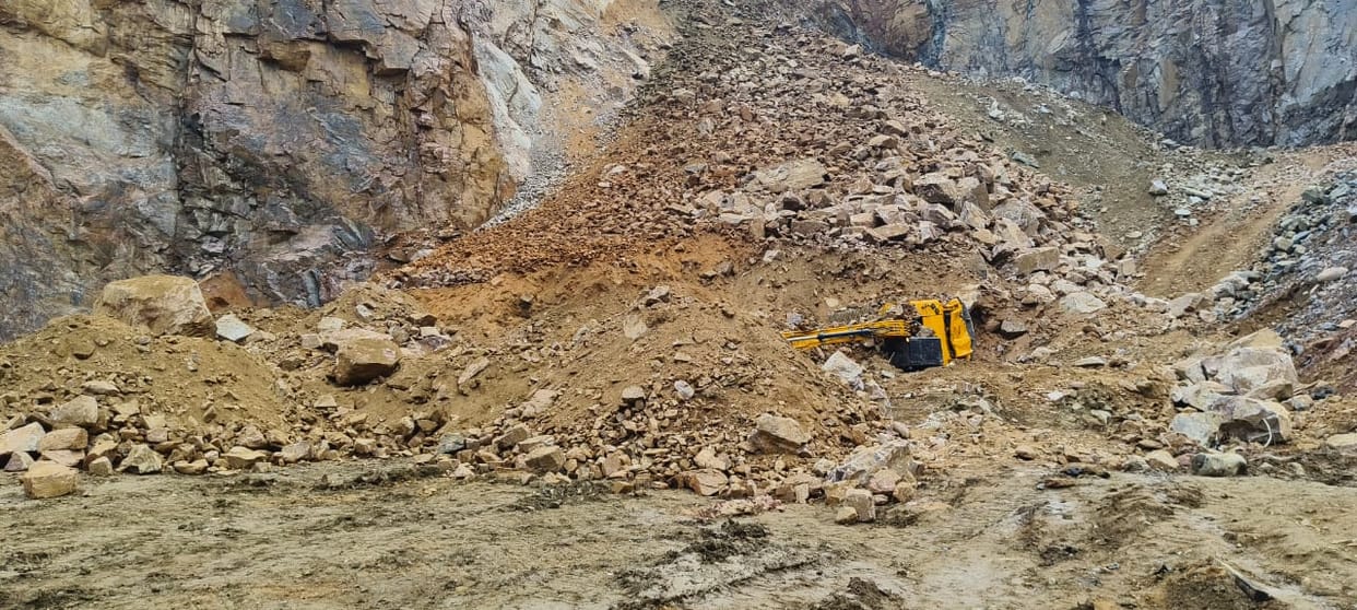 Mound collapsed during mountain mining, JCB operator died, many feared trapped, rescue operation underway