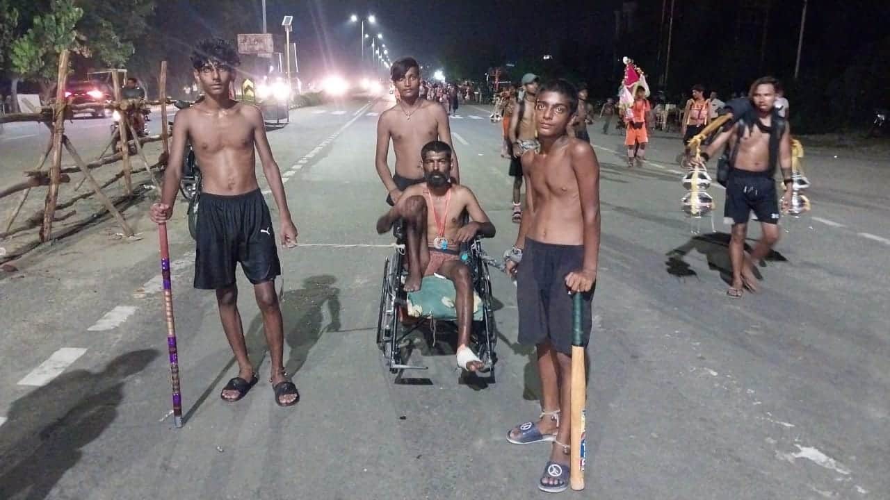 Kanwar Yatra 2024 Lord Shiva Devotees Women Kanvad Yatra Female Kanwariya Photos News in Hindi