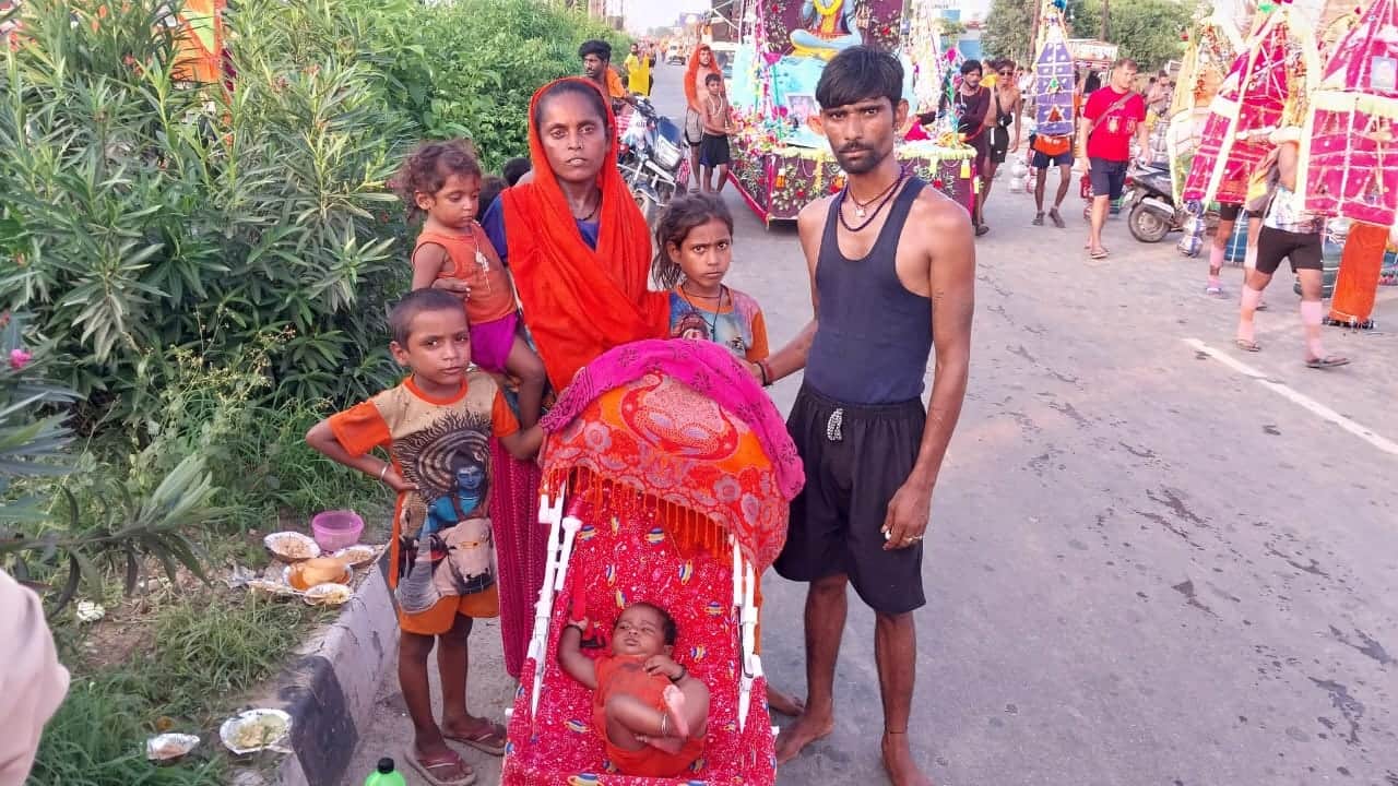 Kanwar Yatra 2024 Lord Shiva Devotees Women Kanvad Yatra Female Kanwariya Photos News in Hindi