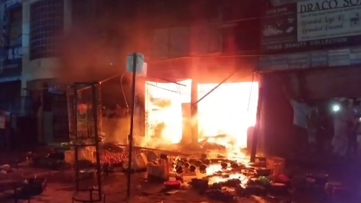 Fire broke out in a fruit shop, goods burnt to ashes, fire extinguished after much effort.