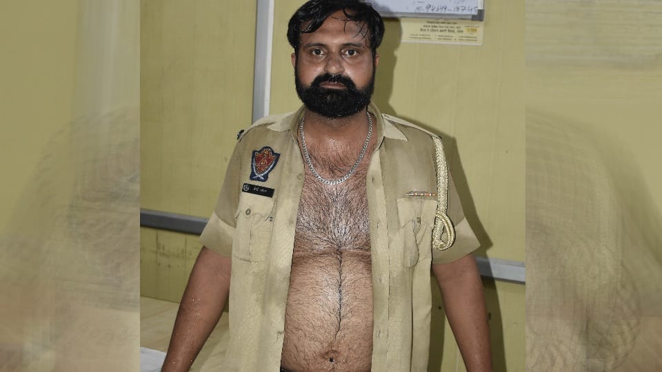 Father and son attack on police incharge injured constable uniform torn in Ludhiana