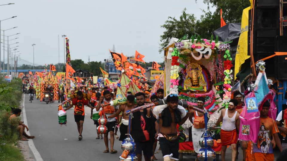 Kanwar Yatra 2024 Huge crowd in Haridwar after daak kanwar Devotees Take gangajal Photos