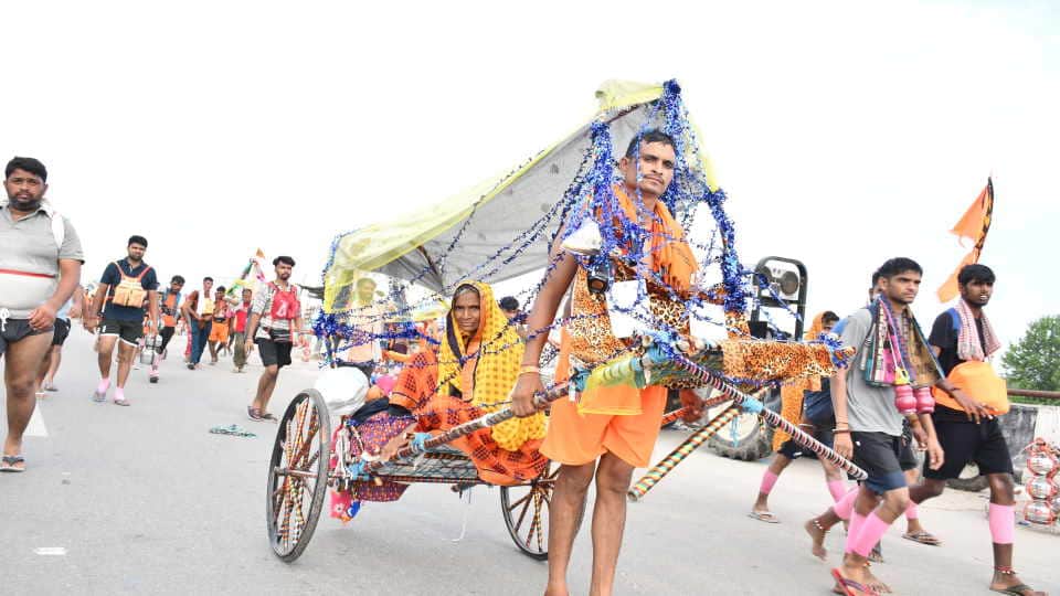 Kanwar Yatra 2024 Huge crowd in Haridwar after daak kanwar Devotees Take gangajal Photos