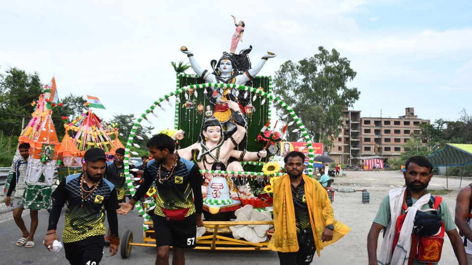 Kanwar Yatra 2024 Huge crowd in Haridwar after daak kanwar Devotees Take gangajal Photos