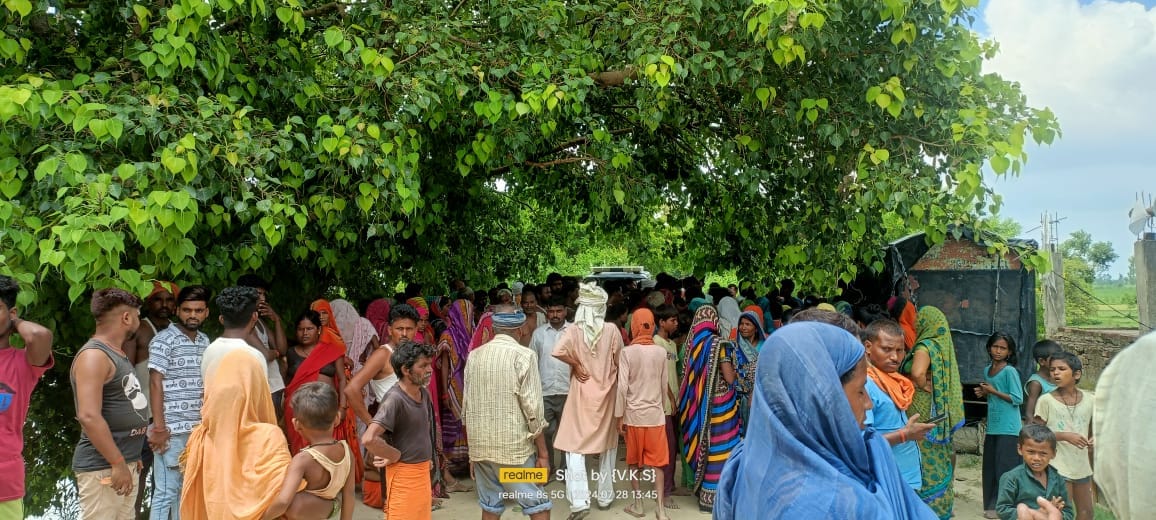Bahraich News: Two friends who had gone to see the paddy crop died by drowning in water