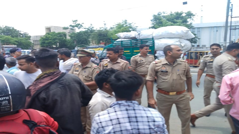 Kanwariyas blocked Hathras road after dispute with car rider police reached the spot