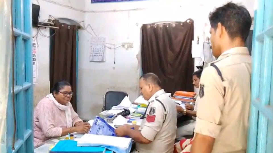 Retired officer duped of Rs 54 lakh by threatening him with ED and money laundering in Bilaspur