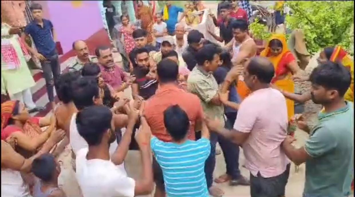 Bihar News: A bully attacked a policeman in a land dispute