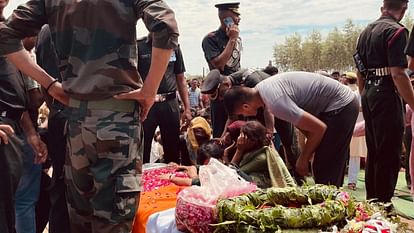 Father gave last salute and cremation to martyred son Mohit Rathore in Budaun