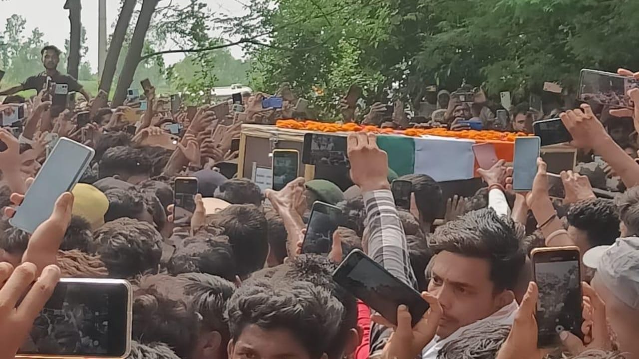 Father gave last salute and cremation to martyred son Mohit Rathore in Budaun