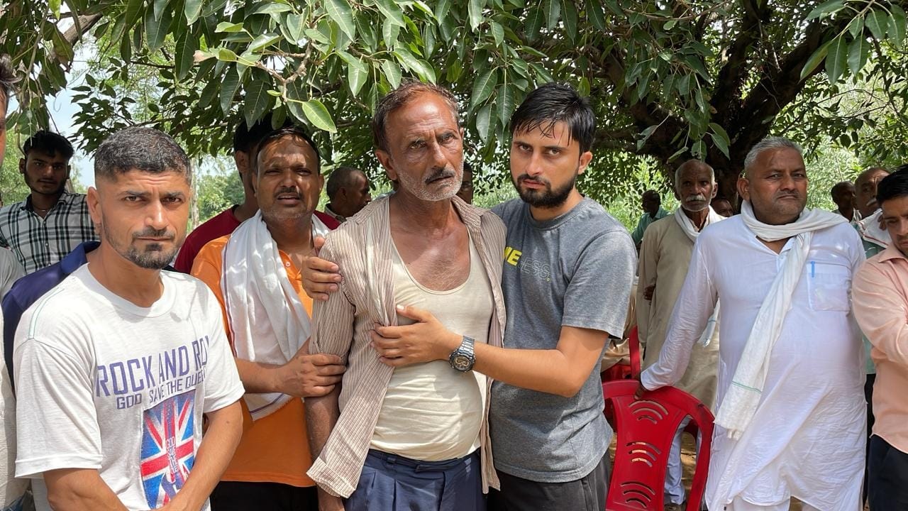 Father gave last salute and cremation to martyred son Mohit Rathore in Budaun