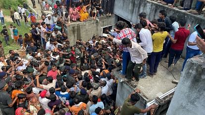 Father gave last salute and cremation to martyred son Mohit Rathore in Budaun