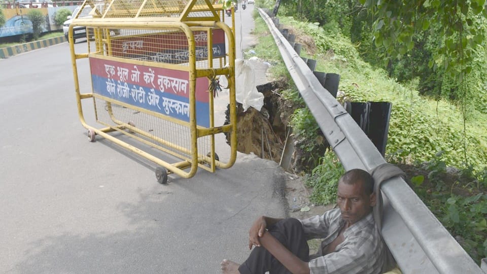 Moradabad: Road of Loko Shed bridge collapsed due to rain, police got barricading done