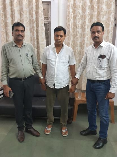 MP News: PWD के अधीक्षण यंत्री को लोकायुक्त ने 10 लाख की रिश्वत लेते दबोचा, ठेकेदार से मांगे थे 20 लाख MP News: Lokayukta caught PWD superintending engineer taking bribe of Rs 10 lakh, had asked for Rs 20 lakh fro