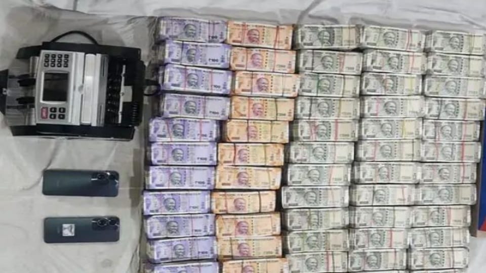 International drug racket caught in Amritsar 10 arrested with drugs money worth rs 1.07 crore