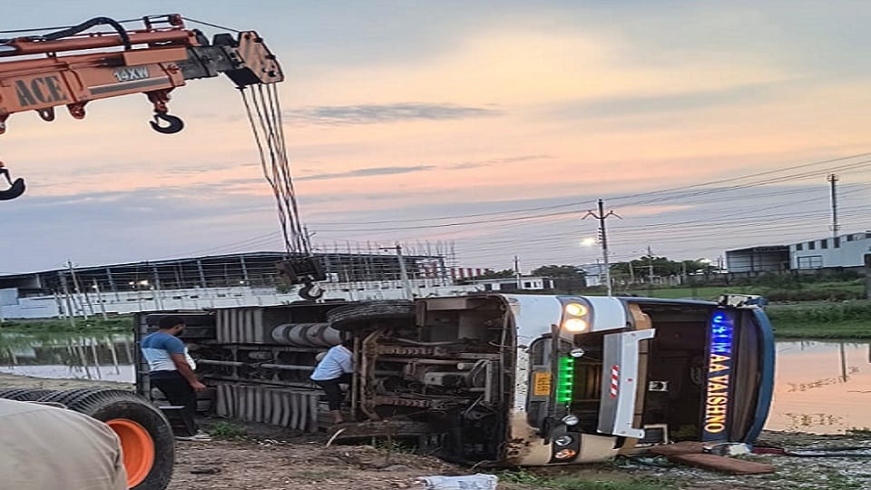Bus overturned on Sikandrarao-Hathras route
