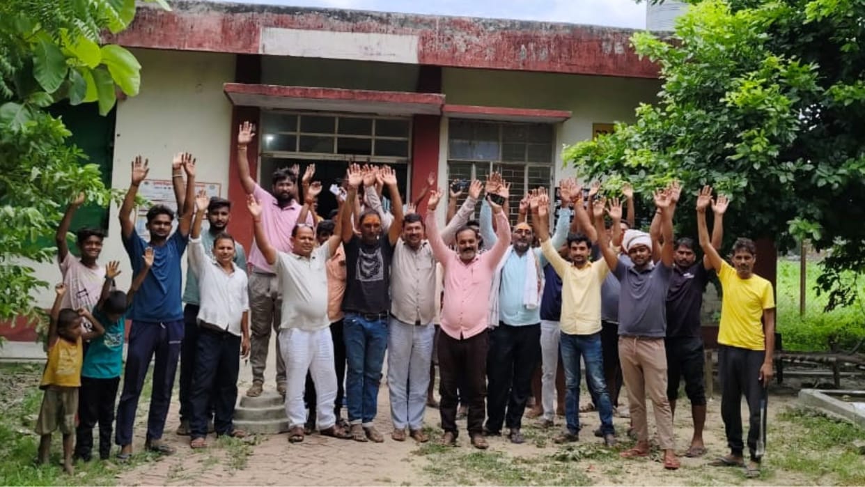 Electricity problem former BJP minister village in jaunpur consumers protest power house