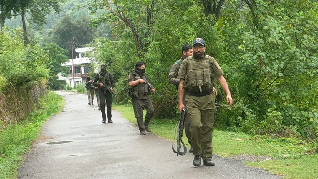 Suspect ran away after taking photos of Mini Secretariat in Poonch, security forces cordoned off the area