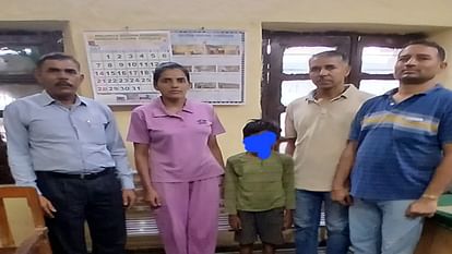 Sirohi: अनजान व्यक्ति के साथ ट्रेन में बैठकर जयपुर से आबूरोड पहुंचा दस साल का सृजित, बाल कल्याण समिति को सौंपा Sirohi: 10 year old Srijit reached Abu Road from Jaipur, handed over to Child Welfare Committee