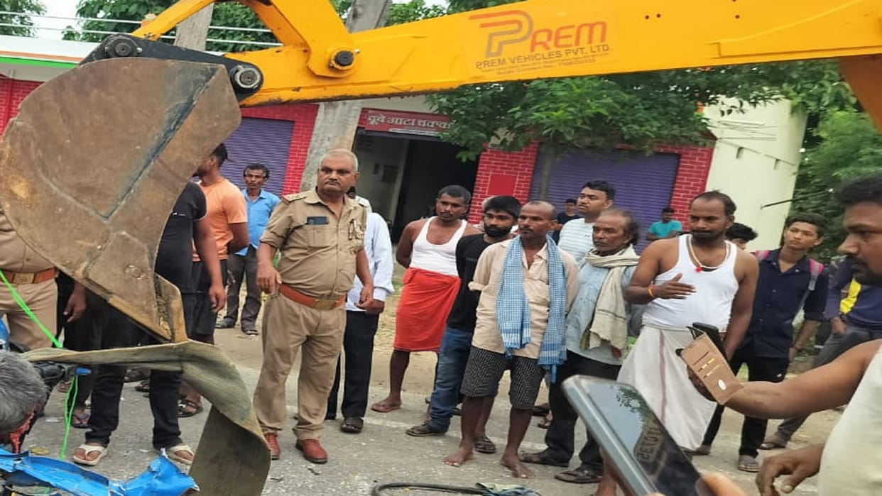 Big Road Accident In Mirzapur Tourist bus collides with auto rickshaw Many killed