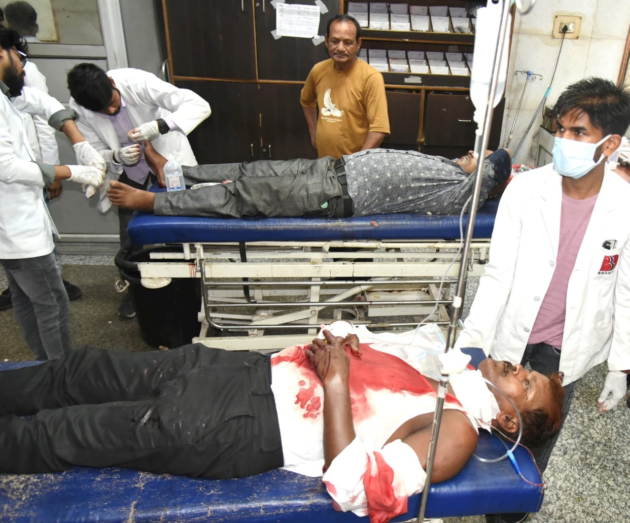 Lucknow: Chinese manjha got stuck in the neck of a scooty rider in front of the Assembly, blood stream came ou