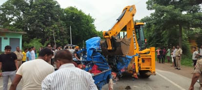 Big Road Accident In Mirzapur Tourist bus collides with auto rickshaw Many killed